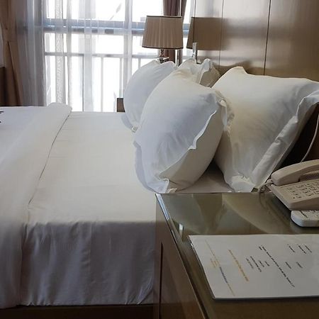 Edmond Hotel Бразавил Екстериор снимка