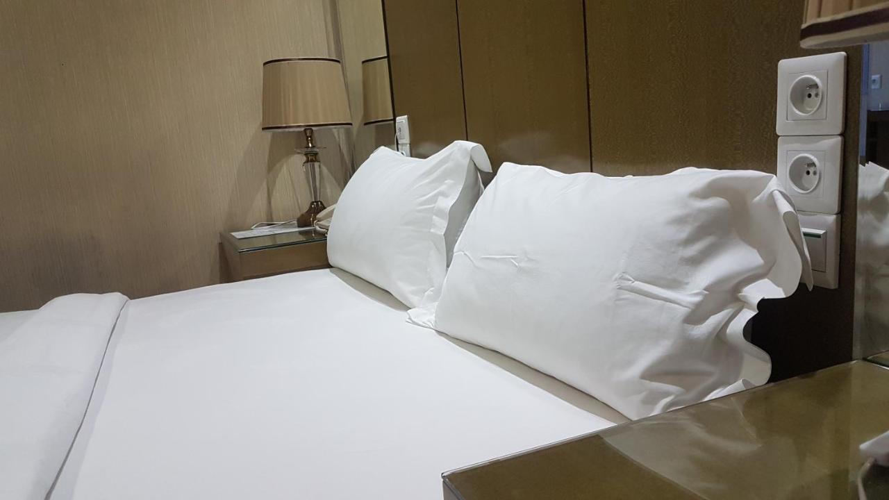 Edmond Hotel Бразавил Екстериор снимка