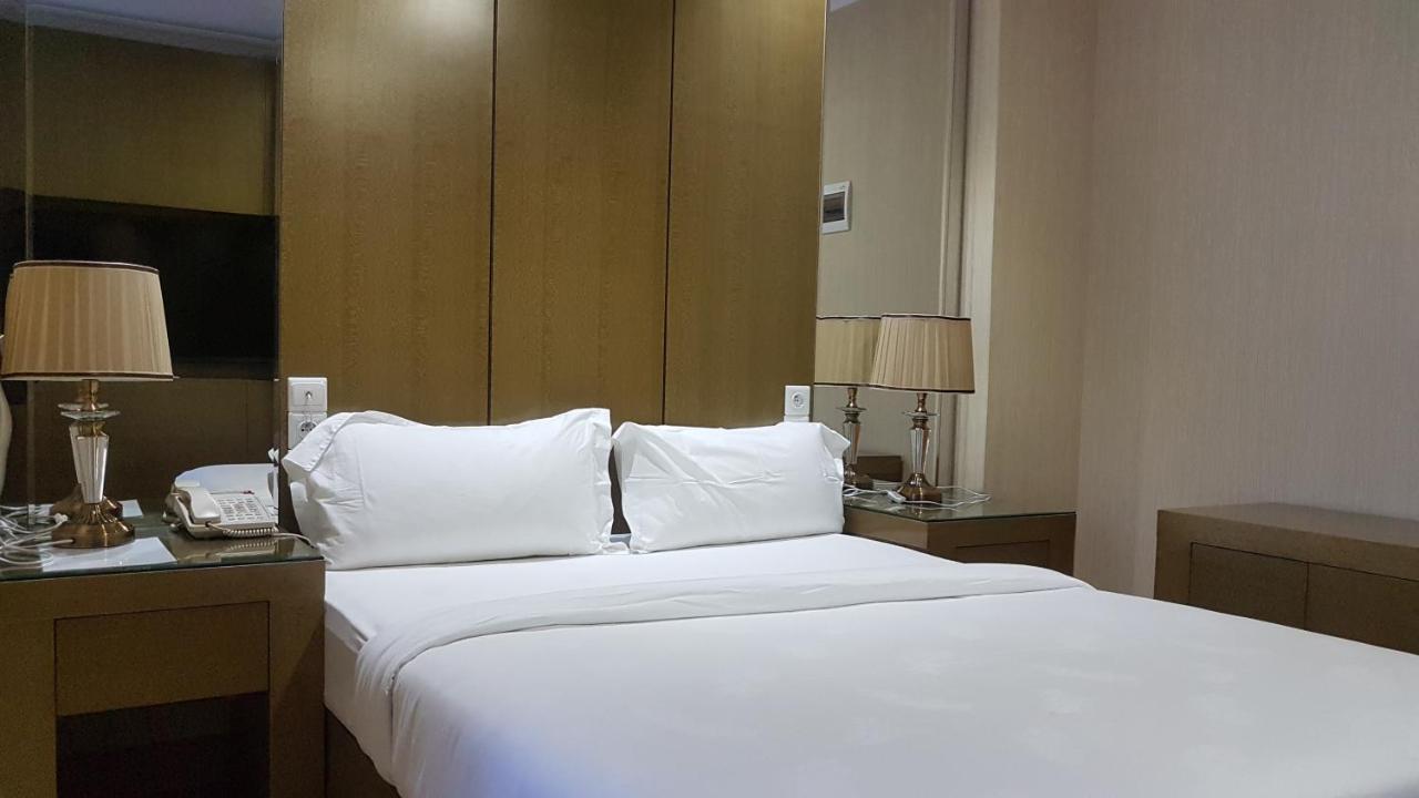 Edmond Hotel Бразавил Екстериор снимка