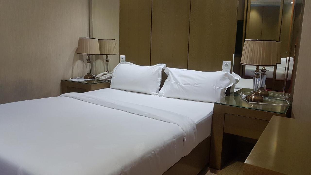 Edmond Hotel Бразавил Екстериор снимка