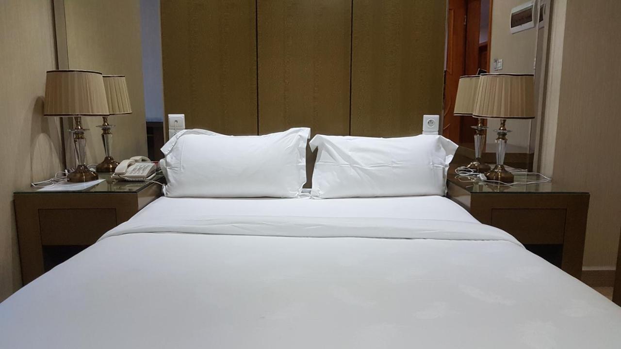 Edmond Hotel Бразавил Екстериор снимка