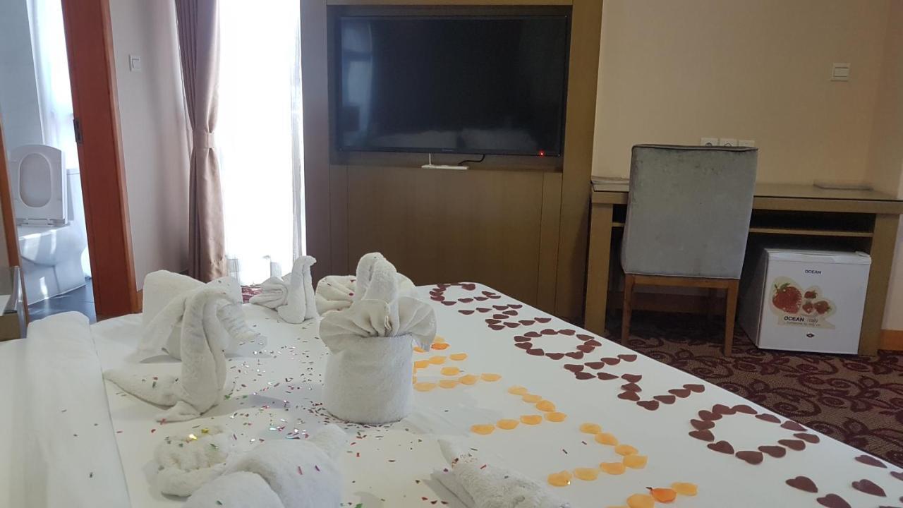Edmond Hotel Бразавил Екстериор снимка