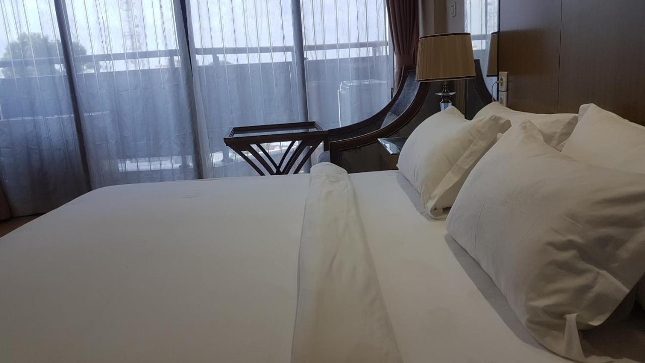 Edmond Hotel Бразавил Екстериор снимка