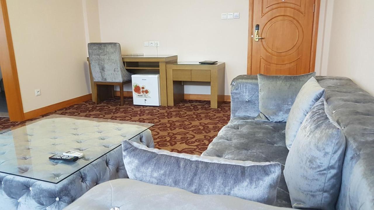 Edmond Hotel Бразавил Екстериор снимка