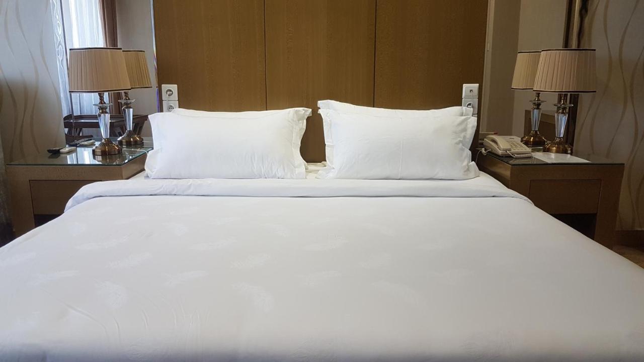 Edmond Hotel Бразавил Екстериор снимка