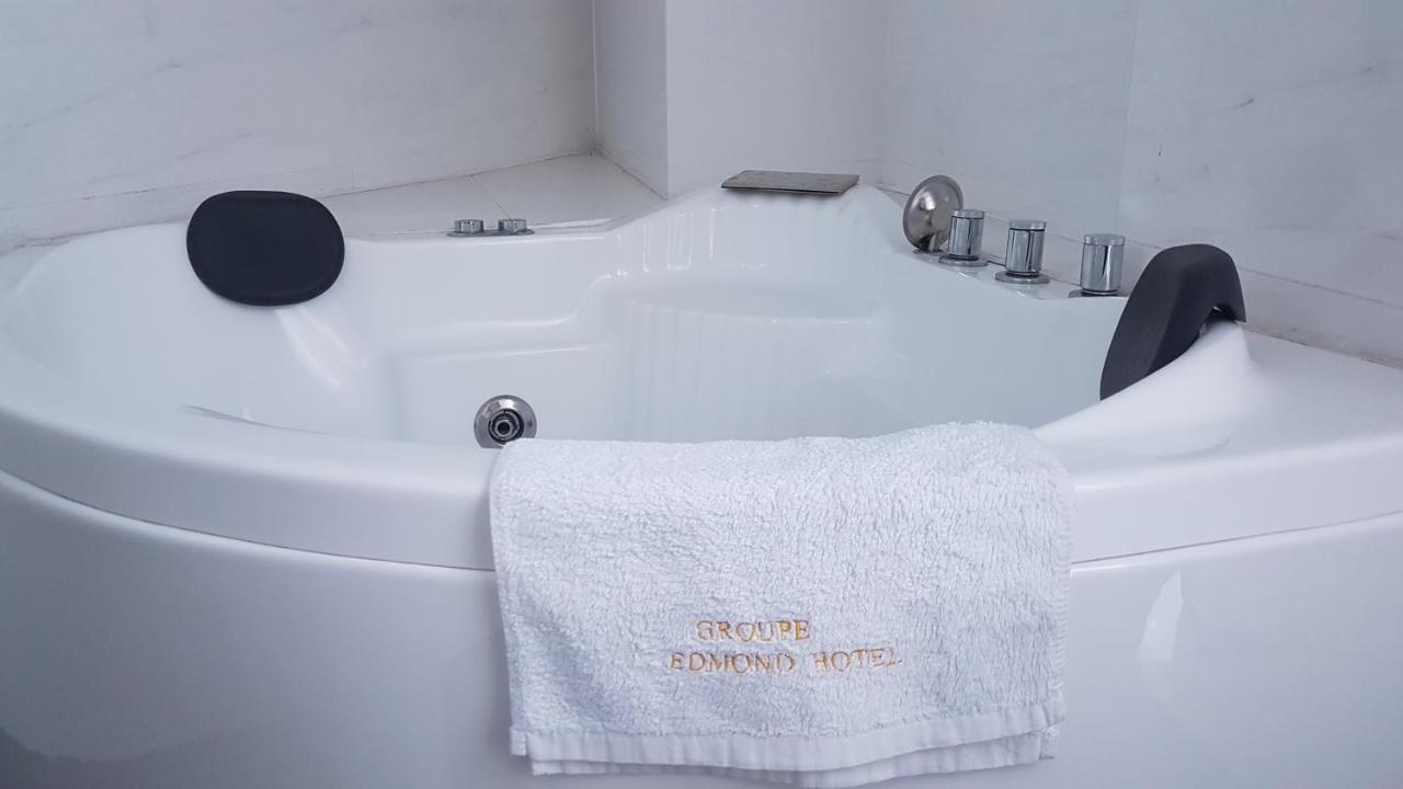Edmond Hotel Бразавил Екстериор снимка