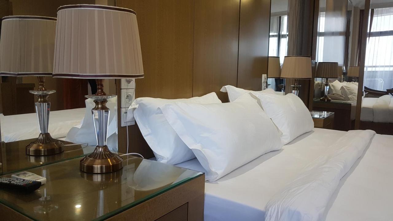 Edmond Hotel Бразавил Екстериор снимка