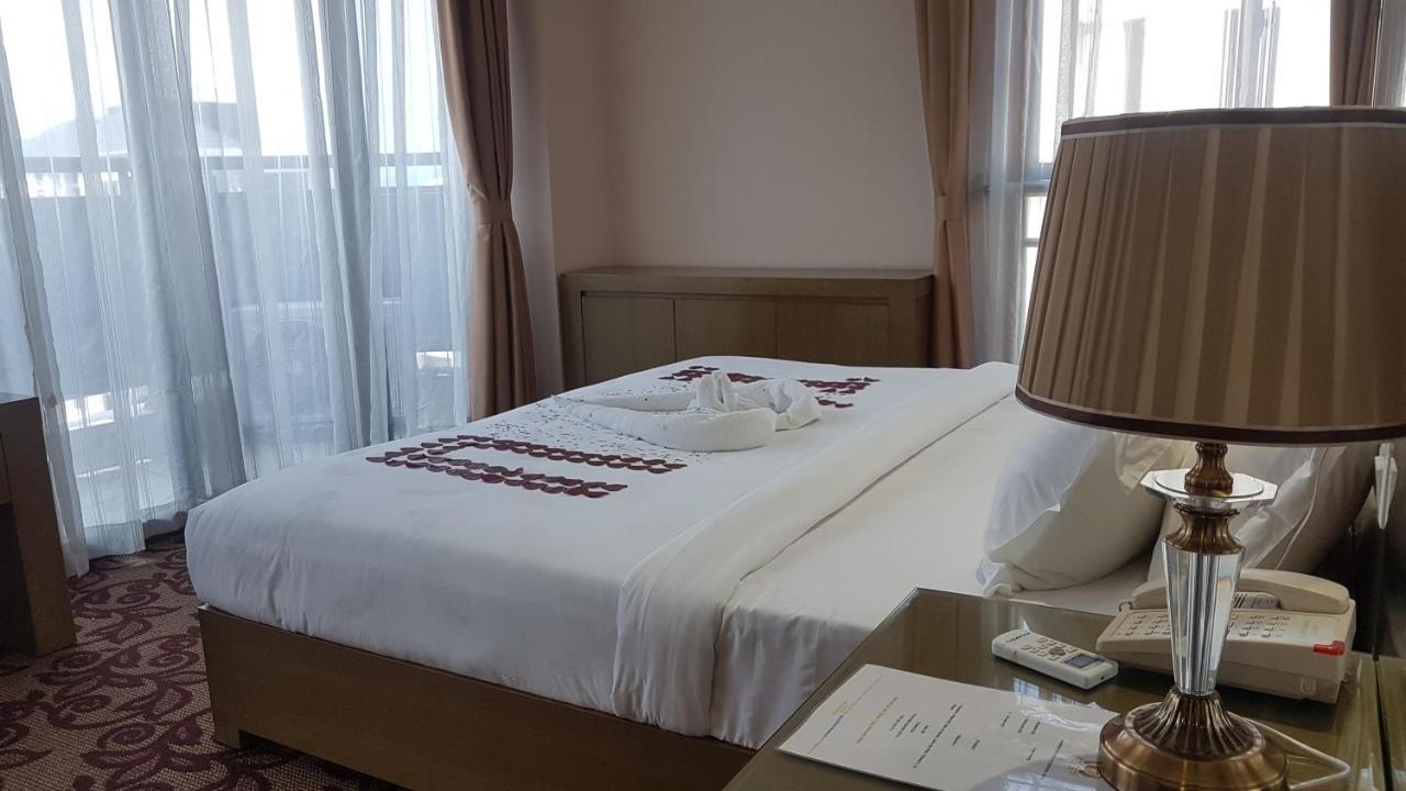 Edmond Hotel Бразавил Екстериор снимка