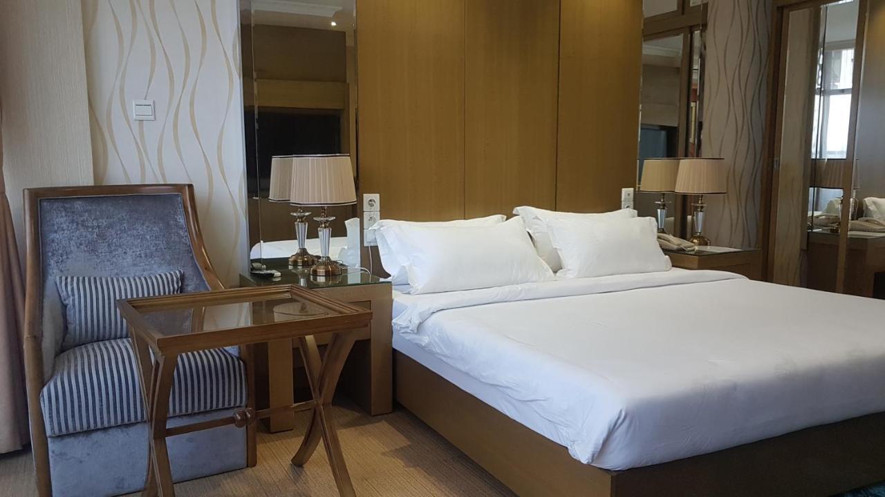 Edmond Hotel Бразавил Екстериор снимка