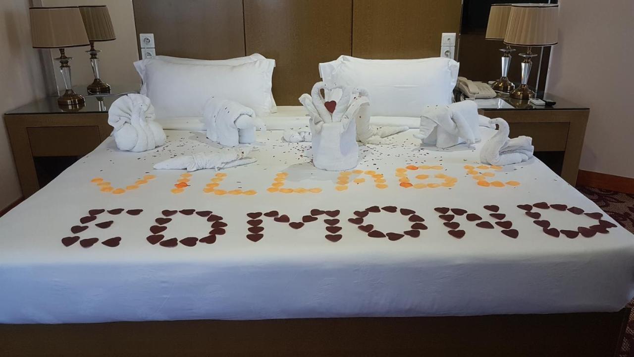 Edmond Hotel Бразавил Екстериор снимка